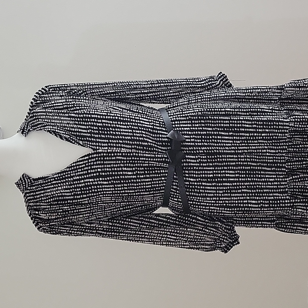 Black and white long sleeves dress. Size 38 EU.